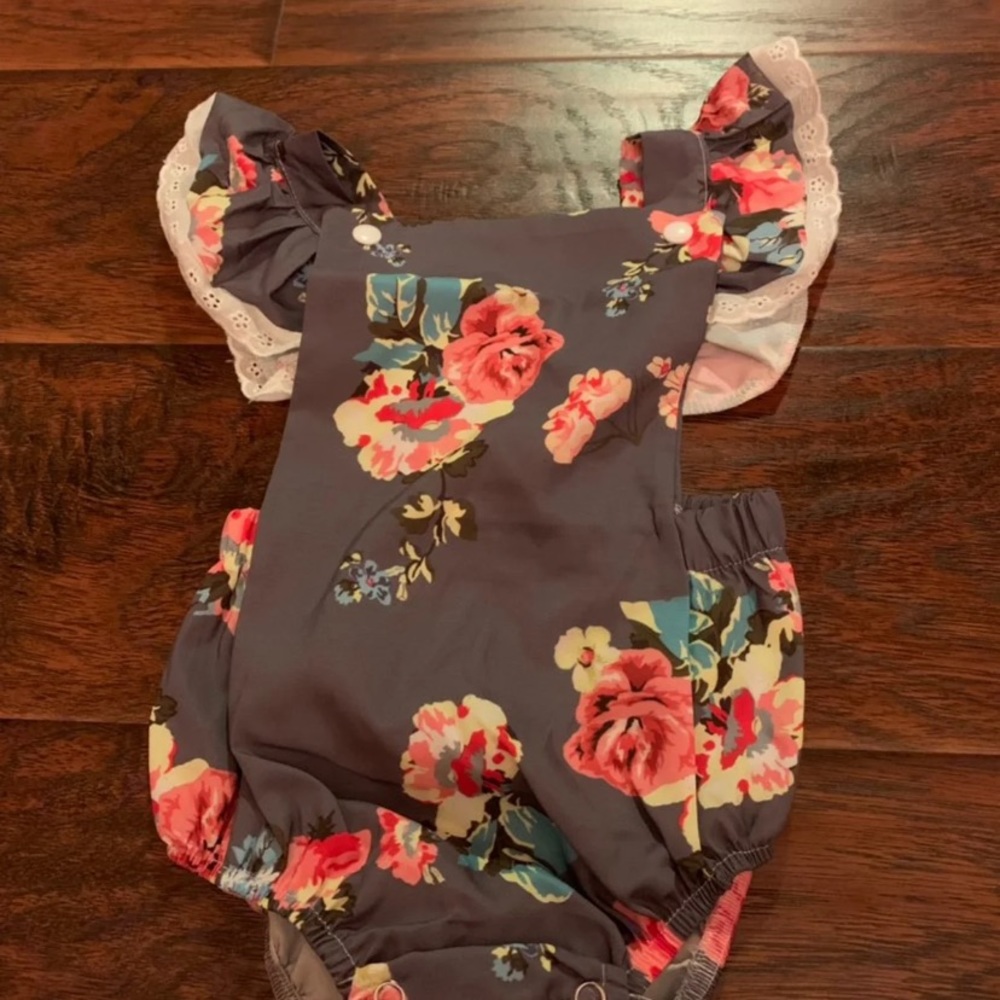 ✖️SOLD✖️Vintage Grey Floral Baby Romper - Picture 2 of 4